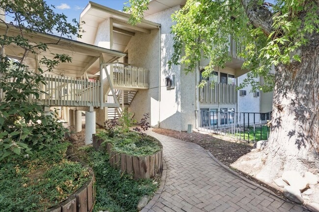 Building Photo - Available for immediate move in!! Remodele...