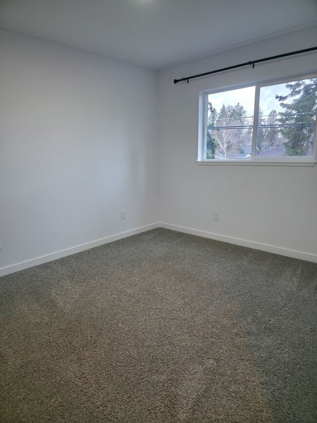 Building Photo - E. 38th Avenue Duplex&#39;s