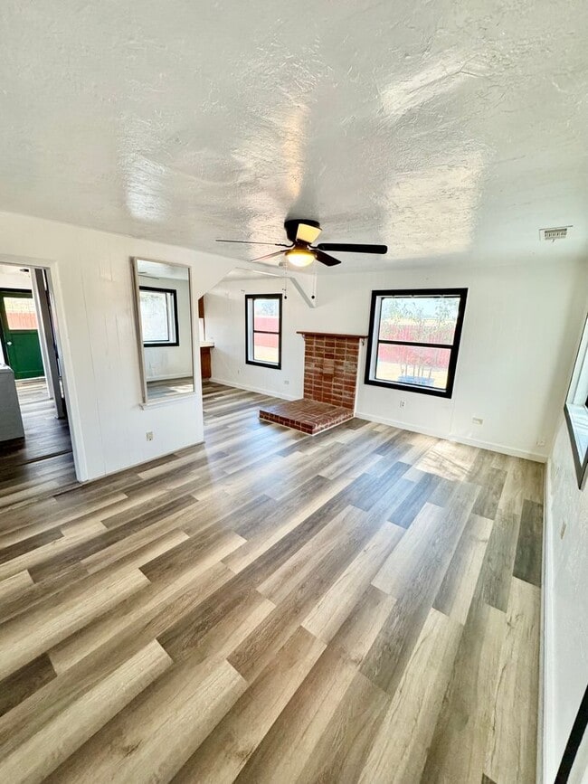 Building Photo - Great Rate! Charming Country Retreat Surro...