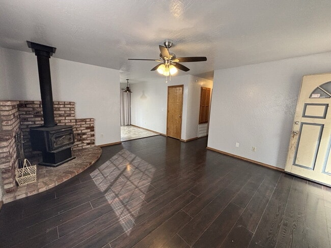 Building Photo - 3/2 on 3/4 acre lot near Holiday Market fo...