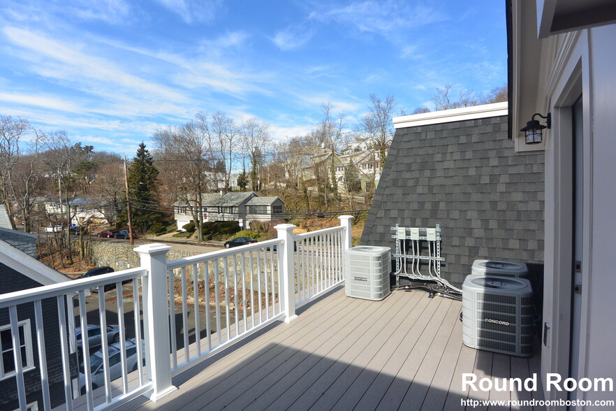 Building Photo - 120 Kenrick St