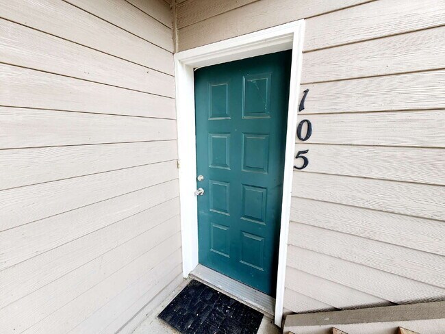 Building Photo - Beautiful Ground Floor 2 Bed 2 Bath Condo! Sunroom!