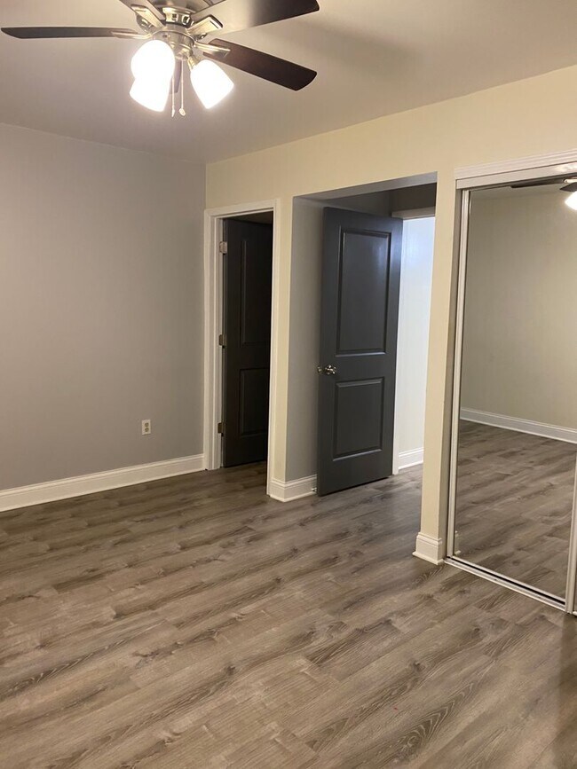 Building Photo - 3 Bedroom 2 Bath Close to the U of M Avail...