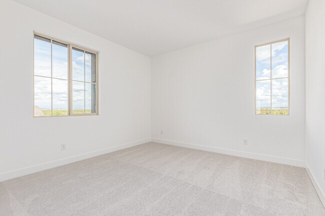 Building Photo - 713 W Longwood Dr