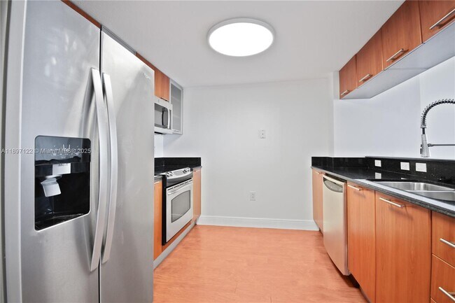 Building Photo - 1800 N Bayshore Dr