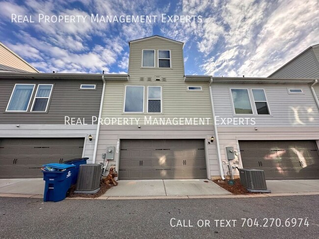 Building Photo - Charming 3BR/3.5BA Townhouse in Charlotte!