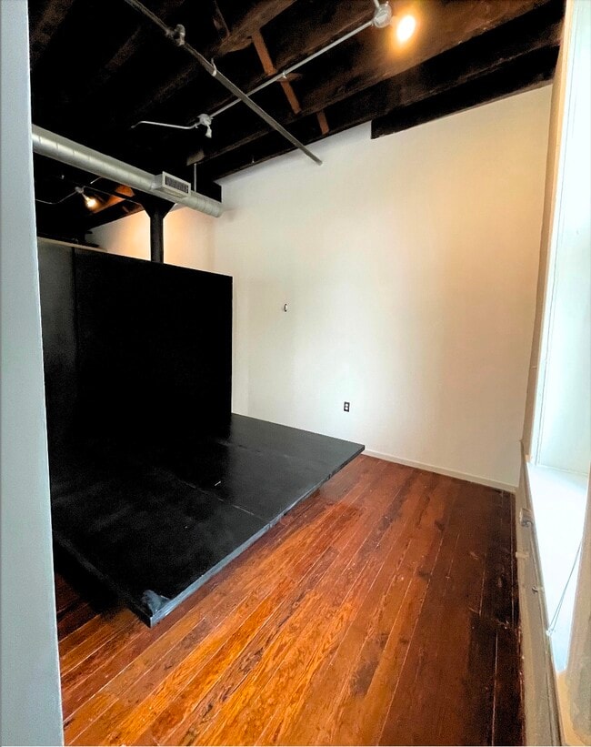 Building Photo - 1000 S Charles St