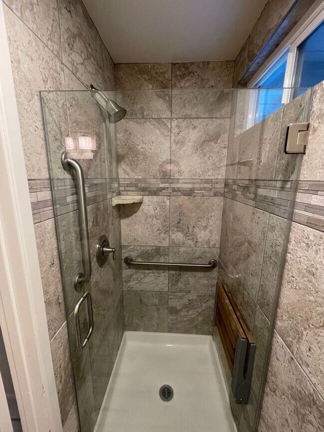 Building Photo - Central Davis Home