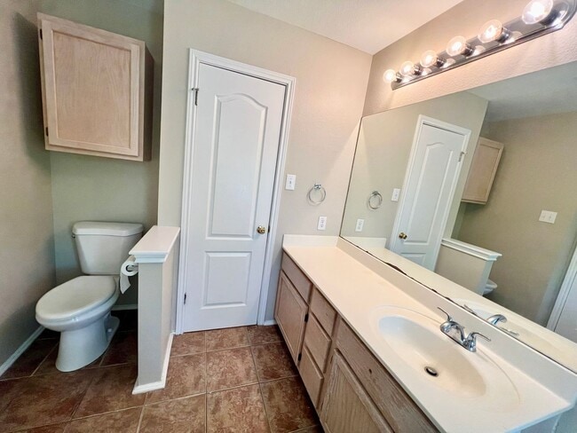Building Photo - *COMING SOON* Pet-Friendly 3BD/2.5BA with Bonus Loft, Deck & Garden Tub – Near Tezel Rd!