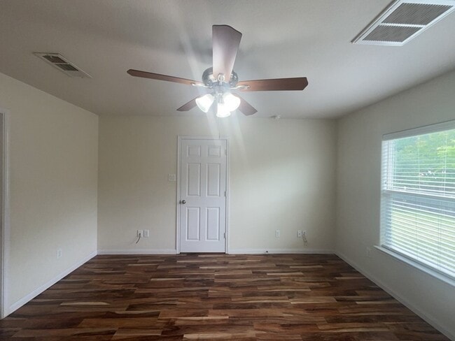 Building Photo - 10009 Iron Ridge Dr
