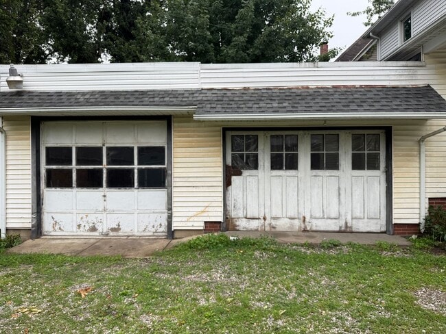 Building Photo - Updated 3-4 Bedroom House
