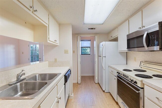 Building Photo - 706 W Lynn St