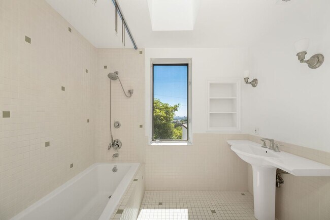 Building Photo - 1685 Sunset Plaza Dr