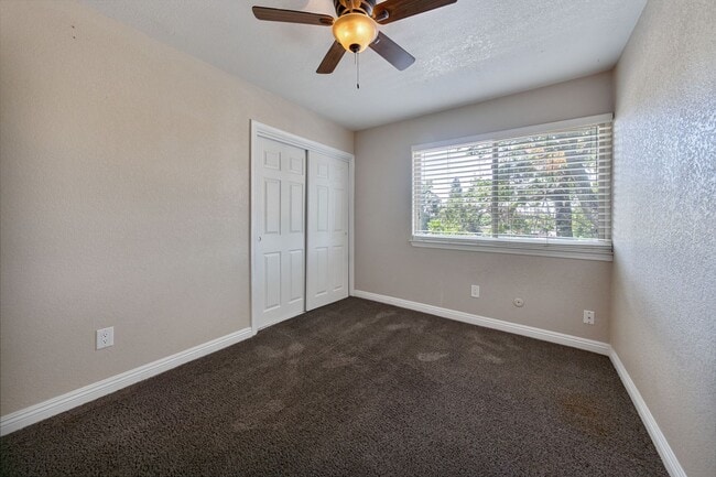 Building Photo - Beautifully Updated 3-Bed Townhome in Carm...