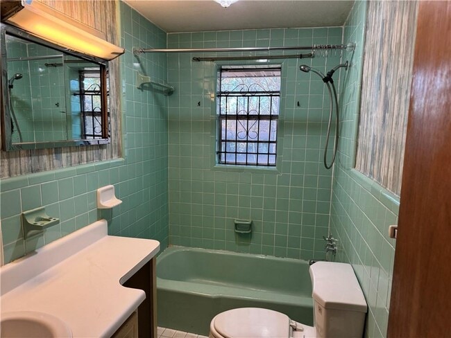 Building Photo - 556 Lamar Dr