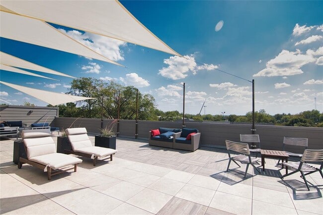 Building Photo - 2213 Poquito St