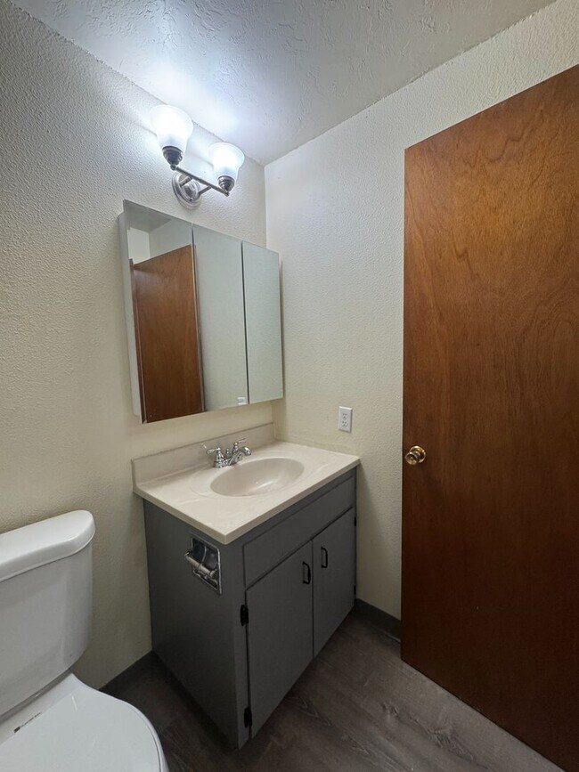 Building Photo - (CAM 10)  Very Nice Large 1 bed Apt - Close to U of O