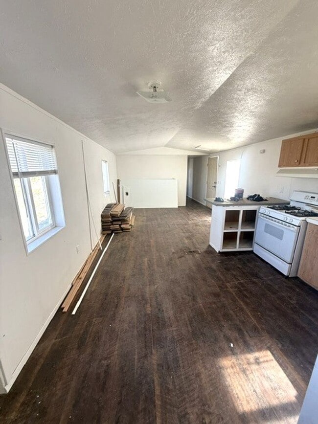 Building Photo - 3 bedroom single wide in Ryndon with Garage