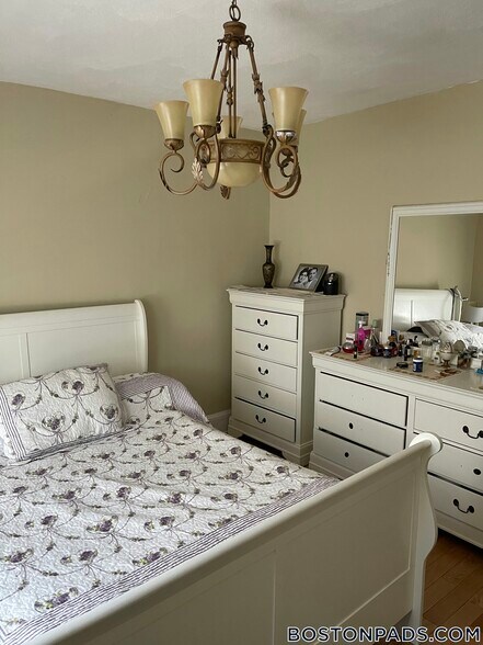 Building Photo - 10 Fessenden Rd