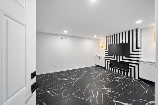 Building Photo - 2101 Fountain View Dr