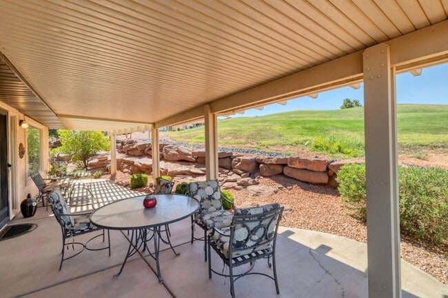 Building Photo - 3 Bedroom Home + an office on Southgate Golf Course.