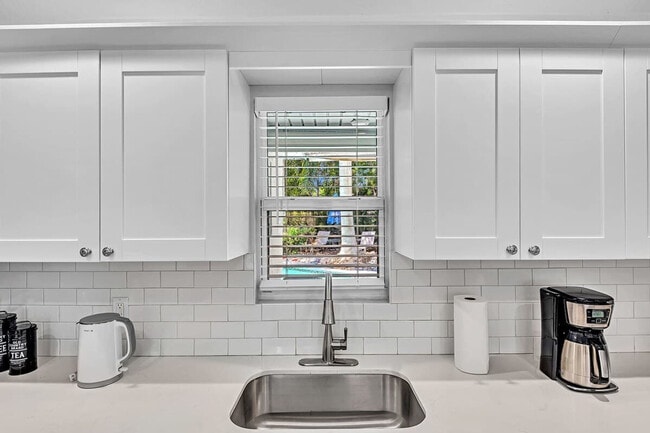 Building Photo - 1568 NE 35th St