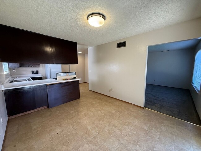 Building Photo - 3 bed 1 bath available in North Highlands!