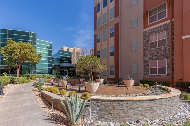 Building Photo - Great 2 Bed 2 Bath Condo in Guard Gated Co...