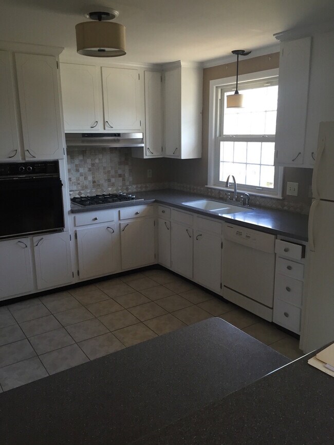 Building Photo - GREAT LOCATION!! Nicely updated home!!