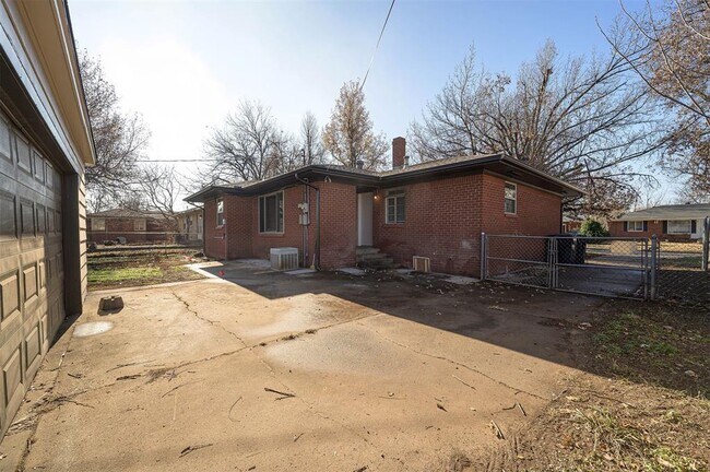 Building Photo - 2312 N Warren Ave