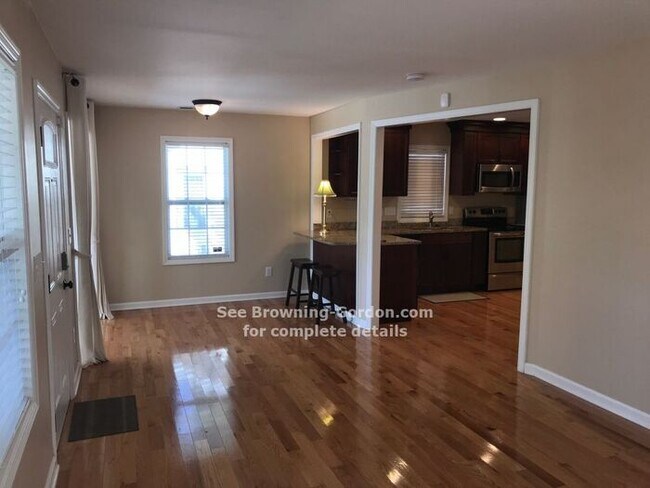 Building Photo - Adorable Cottage Available in Sylvan Park!