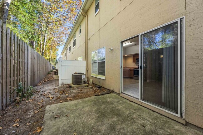 Building Photo - Charming 3BR Townhouse with Garage & Priva...