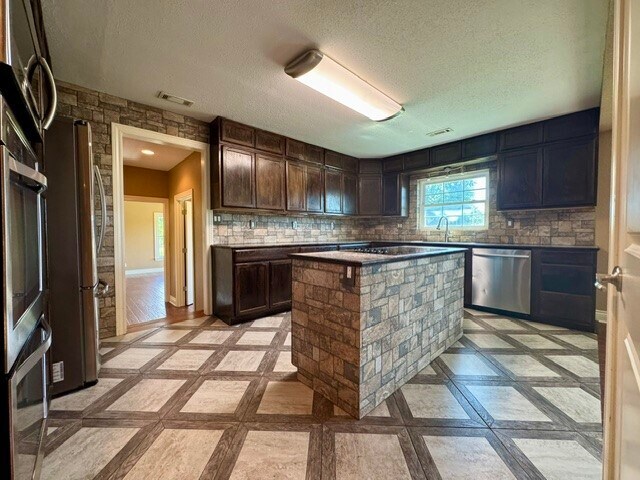 Building Photo - 3810 N Rainbow Farm Rd