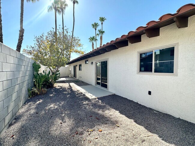 Building Photo - 561 Desert View Dr