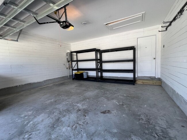 Building Photo - NEWER 4BDRM HOME IN LONDON ISD!