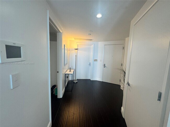 Building Photo - 17001 Collins Ave