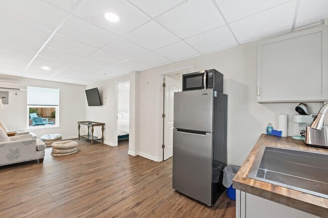 Building Photo - 22103 Lakeview Dr