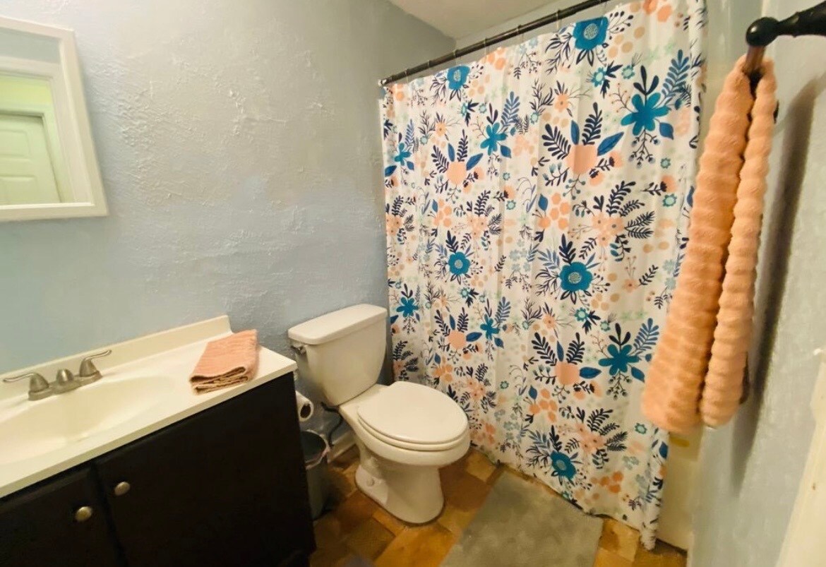 Building Photo - 110 B St