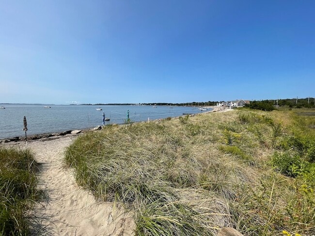 Building Photo - 14 Oak St