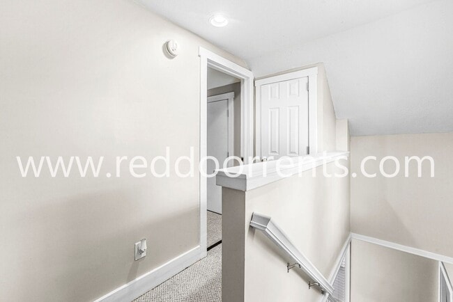 Building Photo - 2028 Hoyt Ave