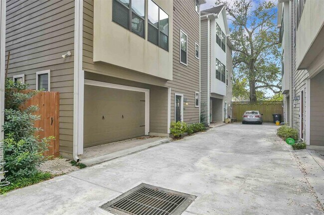 Primary Photo - 910 W 20th St