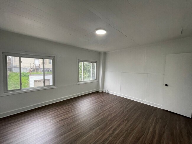 Building Photo - AVAILABLE MAY 2026 - Spacious 3 Bedroom Home w/ Non-Traditional Layout!