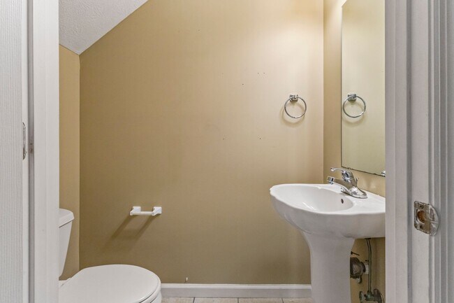 Building Photo - 108 Gray Ave Unit C