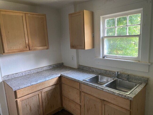 Building Photo - Spacious 3-Bedroom Home for Lease in Akron