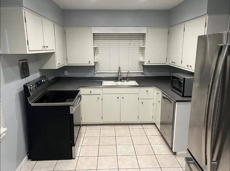 Building Photo - 1120 Ivy Ln