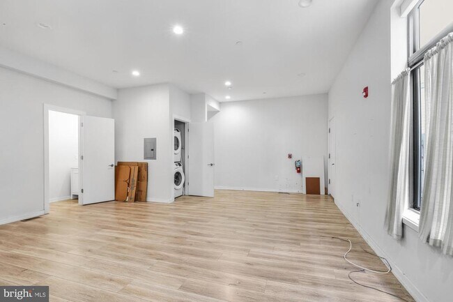 Building Photo - 385 Martin St