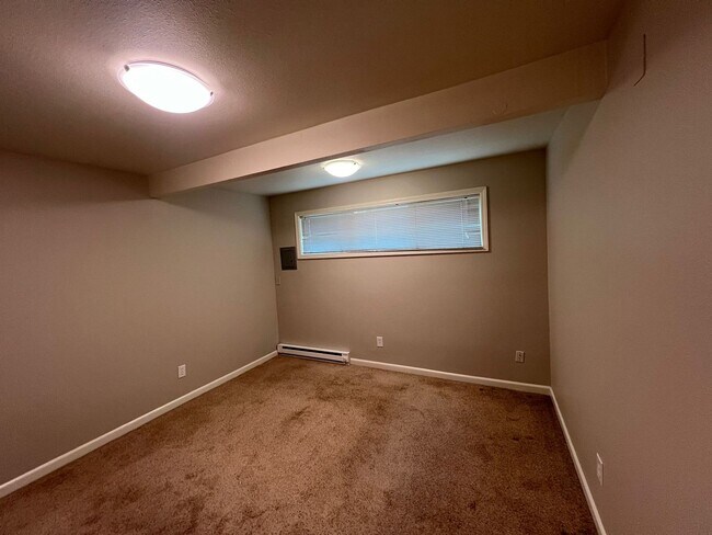 Building Photo - RICHMOND ONE BEDROOM AVAILABLE FOR IMMEDIATE MOVE-IN - SEE LISTING FOR SPECIALS!