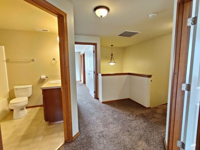 Building Photo - Tumwater Hill Town Home