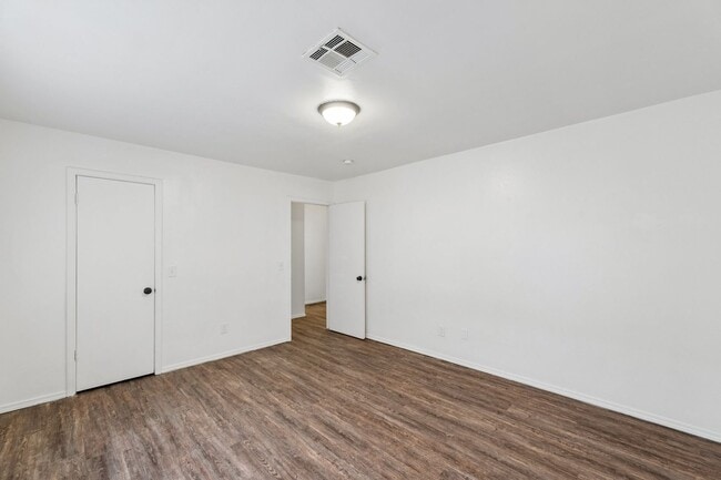 Building Photo - 3 bedroom 2.5 bath - NW Highway and Rockwell