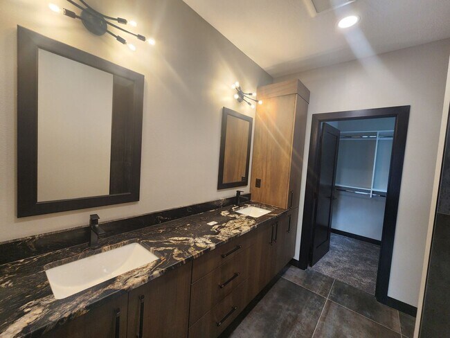 Building Photo - Brand New Townhomes!